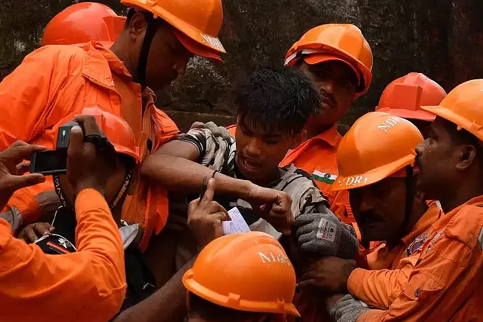 இடிந்து விழுந்த கட்டடம் - மீட்பு பணி