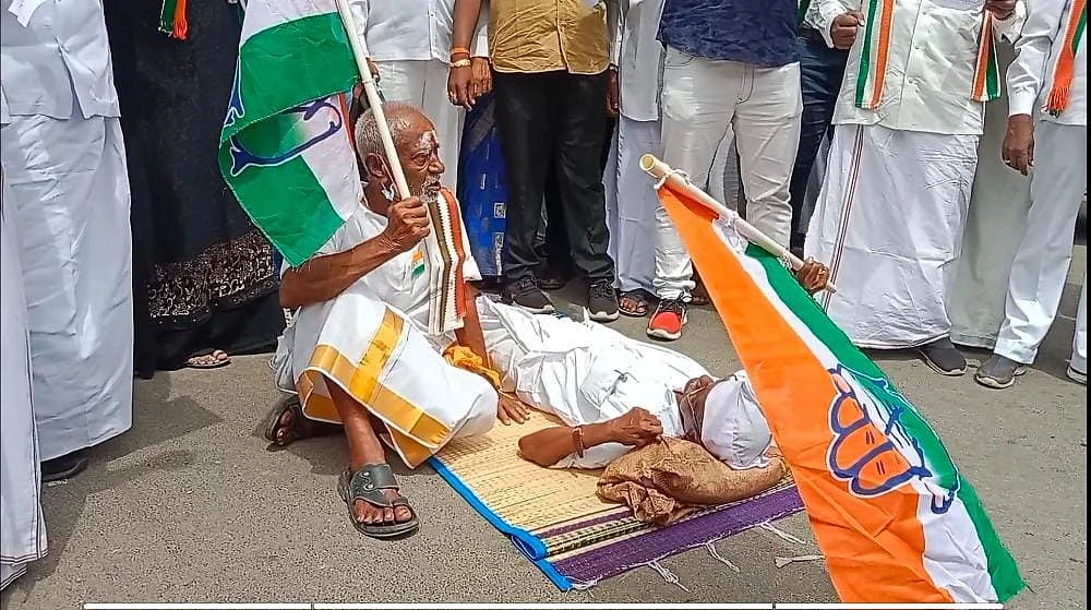 சாலையில் படுத்து ஆர்ப்பாட்டம்