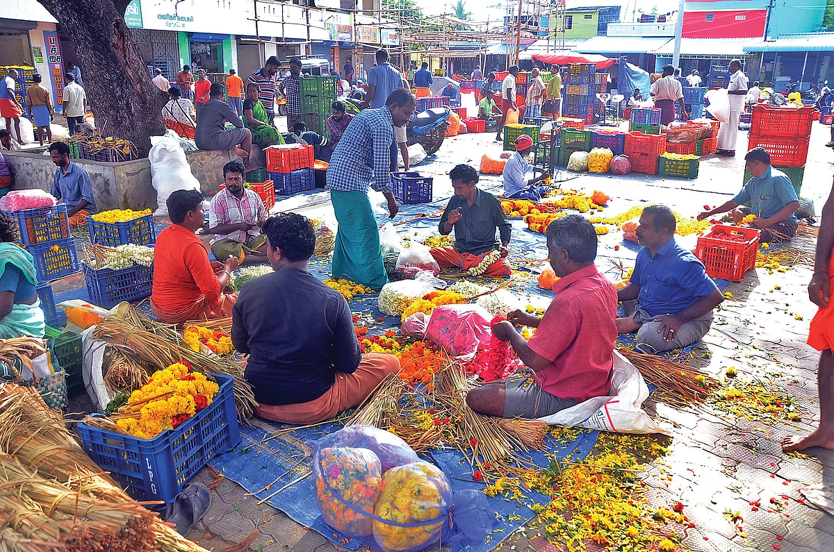 தோவாளை மலர் சந்தையில்