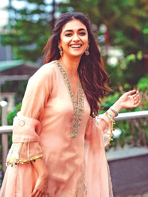 keerthysureshofficial : Peach பூ!
