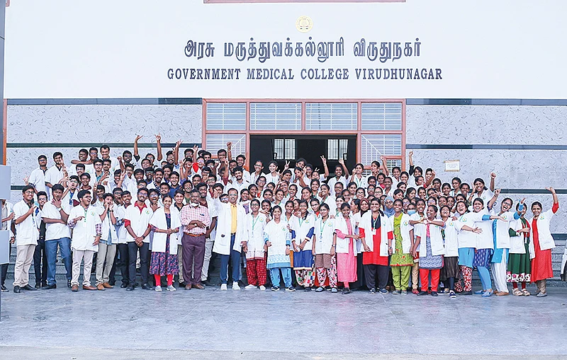 மாணவர்கள் உற்சாகமாக