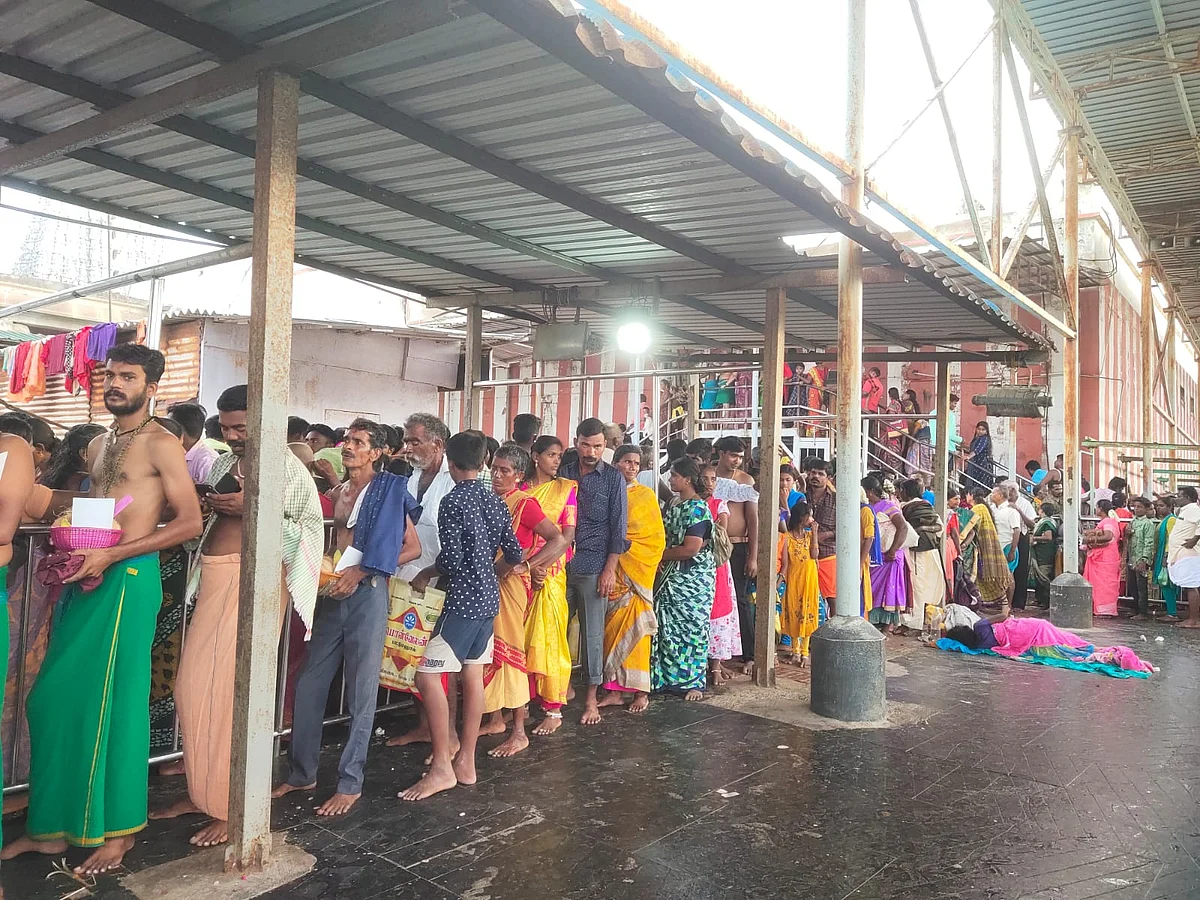வரிசையில் பக்தர்கள்