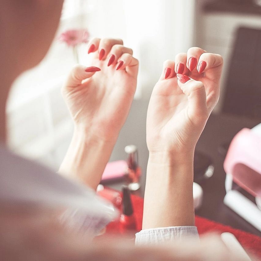 Doctor Vikatan: அடிக்கடி உடைந்துபோகும் நகங்கள்... இழுக்கும் நரம்புகள்... காரணமும் தீர்வுகளும் என்ன?