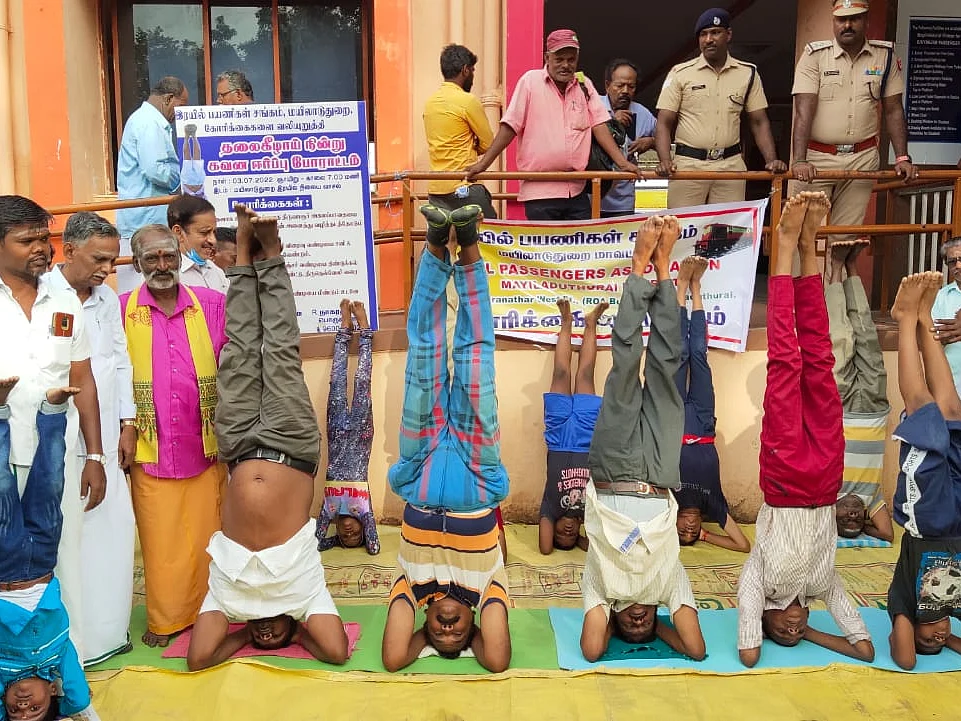 மயிலாடுதுறை: தலைகீழாக நின்று போராட்டம் நடத்திய ரயில் பயணிகள் சங்கத்தினர்! - காரணம் என்ன?
