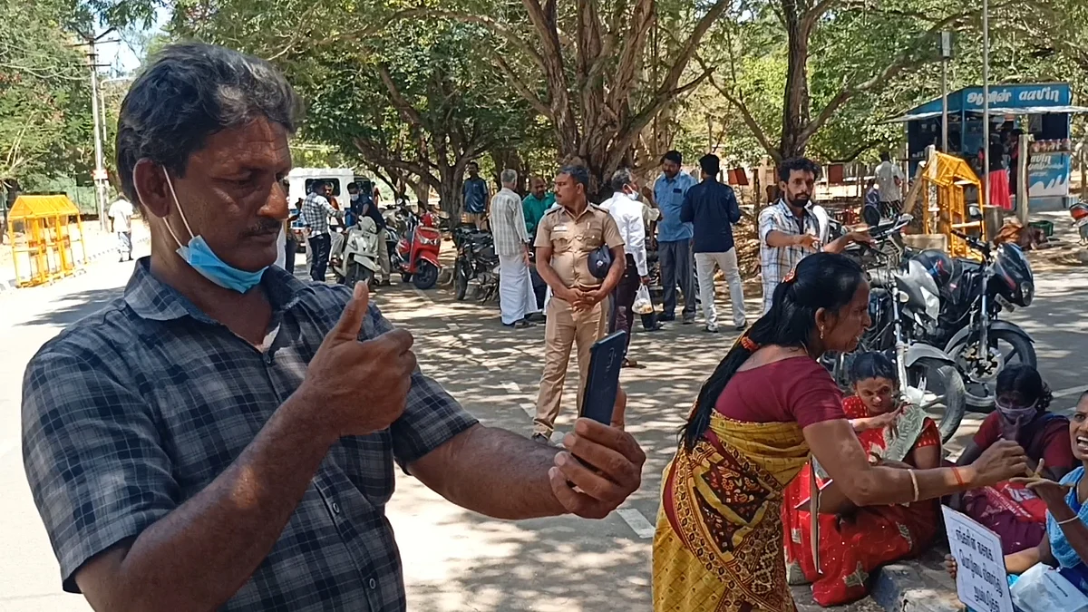 கட்டைவிரலை உயர்த்திக் காட்டி வெற்றியுடன் வருவதாகக் கூறிய நாகூர்கனி