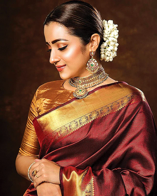 trishakrishnan: கவிழ்ந்த கண்கள், கூர் நாசி... குந்தவை பராக்!