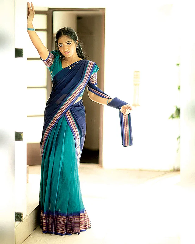 himabindhu____: தாவணி பெண்கள்... தனி அழகு!