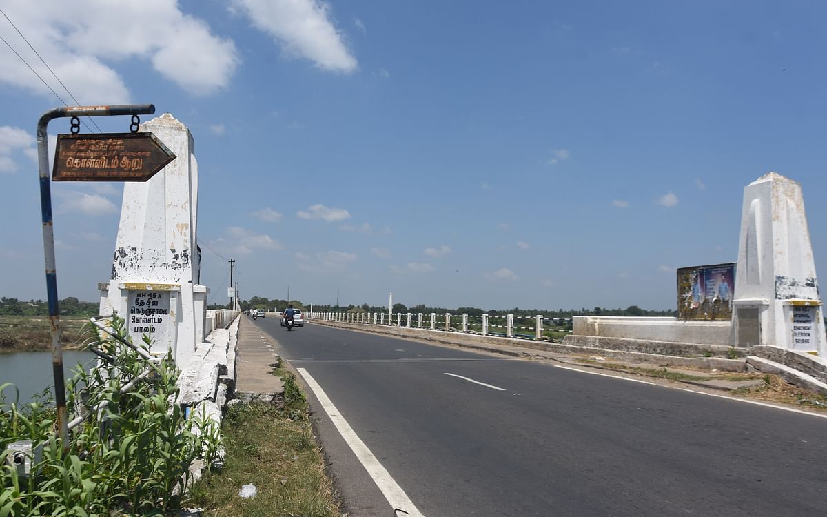 கொள்ளிடம் ஆற்றில் சிக்கியவர்களை மீட்டுவந்த நாட்டுப்படகு கவிழ்ந்தது - அவர்கள் மீட்கப்பட்டது எப்படி?