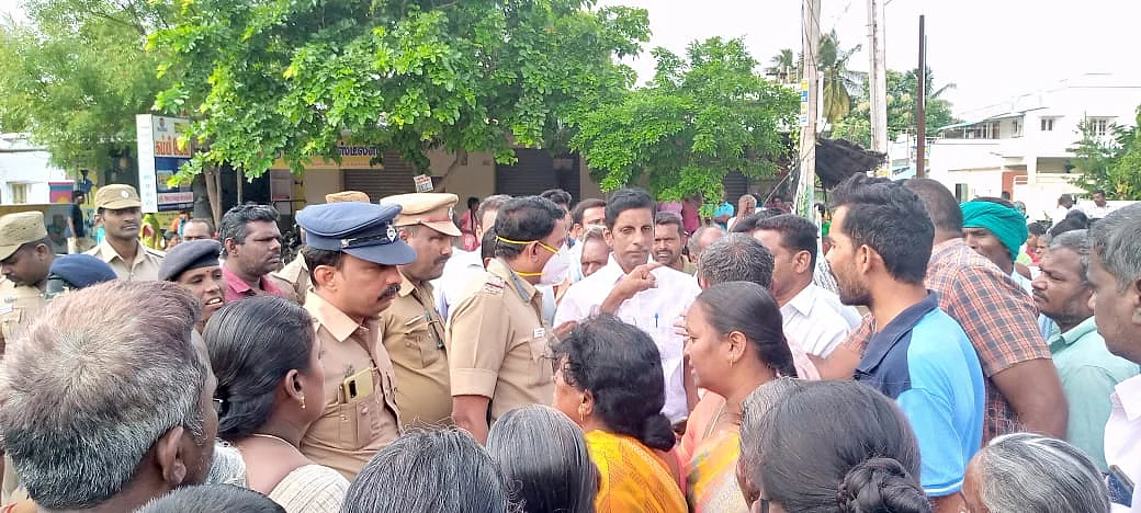 போலீஸாருக்கும், மக்களுக்கும் வாக்குவாதம்