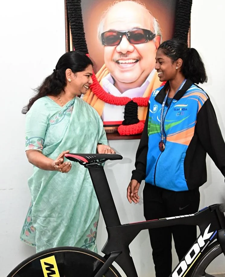கனிமொழி உடன் மாணவி ஸ்ரீமதி