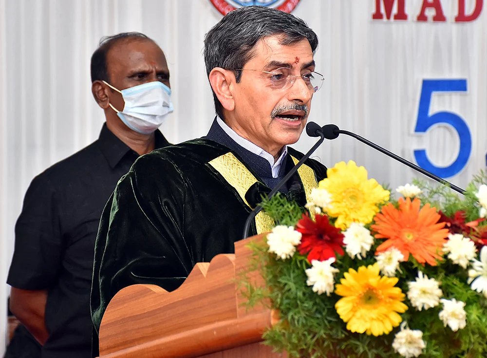 மிஸ்டர் கழுகு: மதுரையில் முருகன்... சென்னையில் மோடி... ஆளுநரின் அடுத்தடுத்த அட்டாக்!