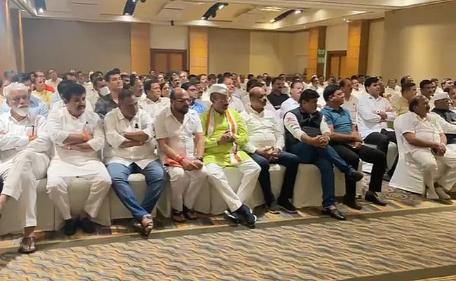 மகாராஷ்டிரா சட்டமன்றத்தில் இன்று புதிய சபாநாயகர் தேர்வு-சிவசேனா அதிருப்தி எம்எல்ஏ-க்கள் மும்பை வருகை