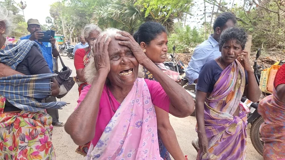 கதறி அழும் மீனவர்களின் குடும்பத்தினர்
