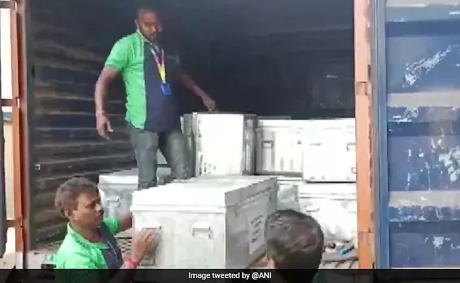லாரியில் பணம் ஏற்றப்படுகிறது