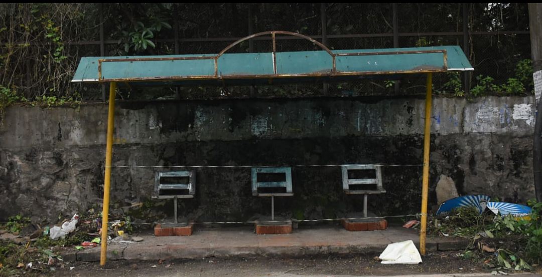 பேருந்து நிழற்குடையில் புதிய இருக்கைகள்