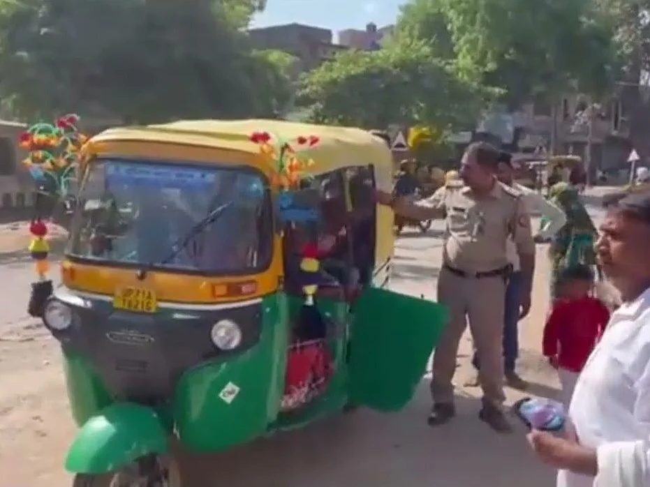 ஒரே ஆட்டோவில் 27 பேர் பயணம்; அதிர்ச்சியடைந்த உ.பி போலீஸ்! | Viral Video