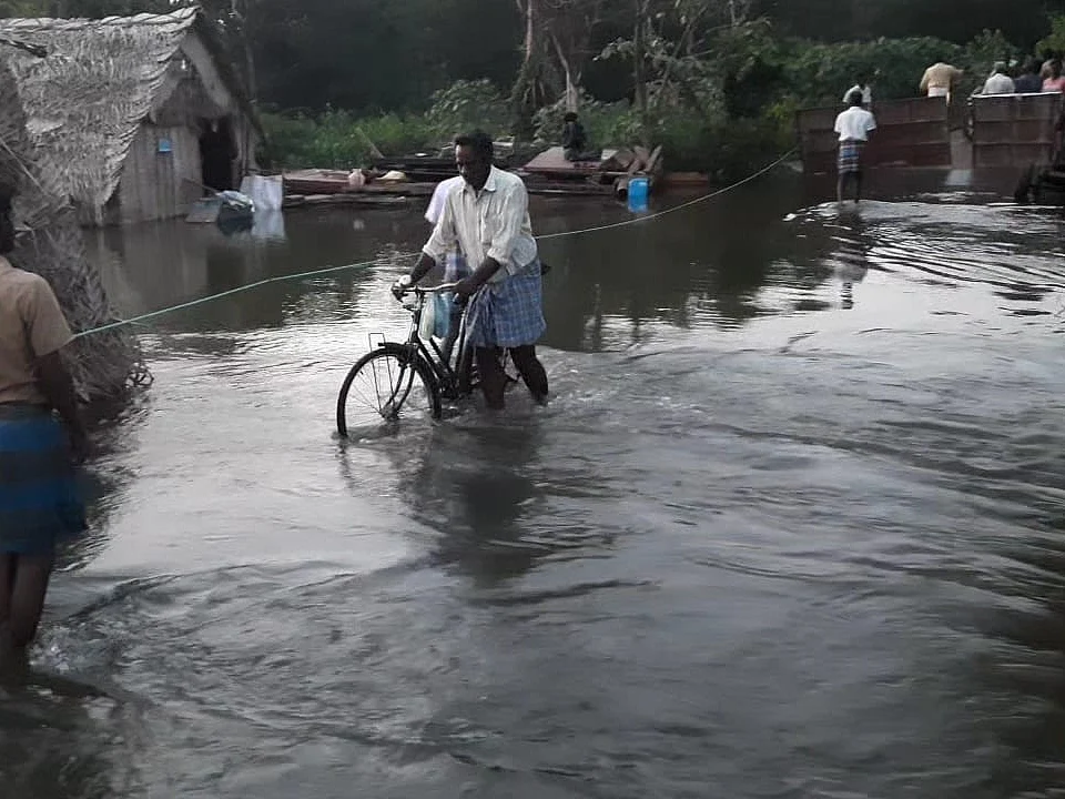 பூம்புகார்: காவிரியில் தரைப்பாலம் மூழ்கிப் போக்குவரத்து துண்டிப்பு - பரிதவிக்கும் 5 கிராம மக்கள்