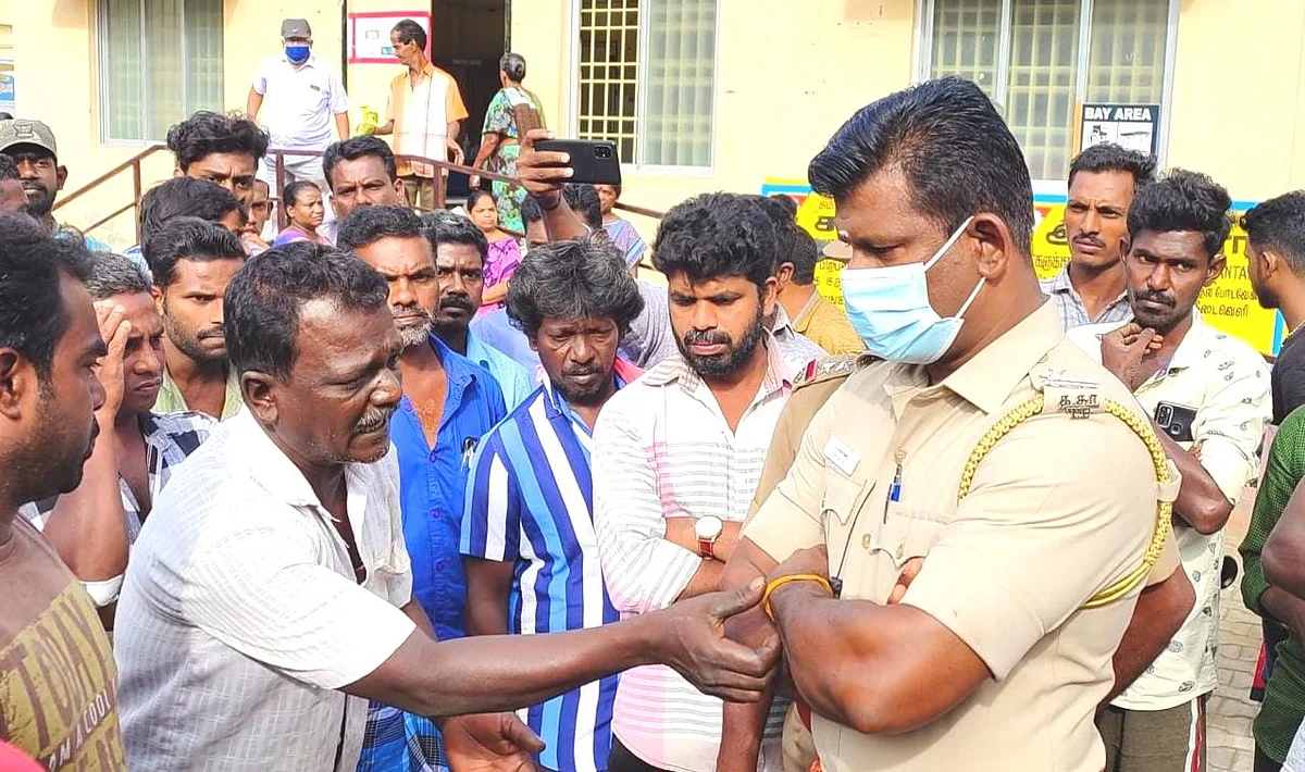 போலீஸாரிடம் புகார் தெரிவிக்கும் உறவினர்கள்