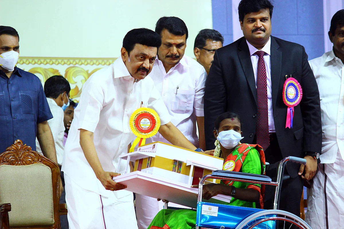 நலத்திட்ட உதவி வழங்கும் முதல்வர் மு