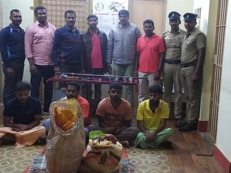 பைகள் நிறைய மான் கறி, அறை முழுக்க துப்பாக்கி தோட்டாக்கள்!-கூடலூர் வேட்டைக் கும்பல் சிக்கியது எப்படி?