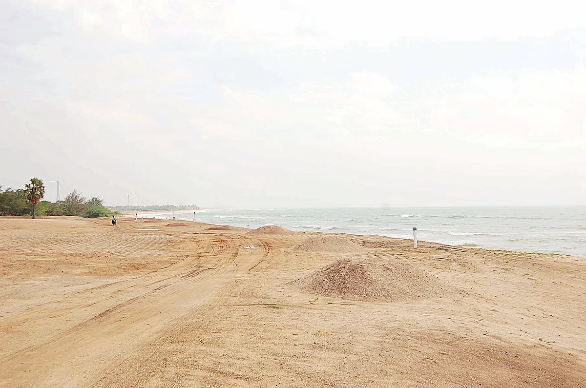 ஜீரோ ஆகும் வரை மணல் அள்ளலாம்! - மீனவ கிராமங்களை தாரைவார்த்ததா தி.மு.க அரசு?