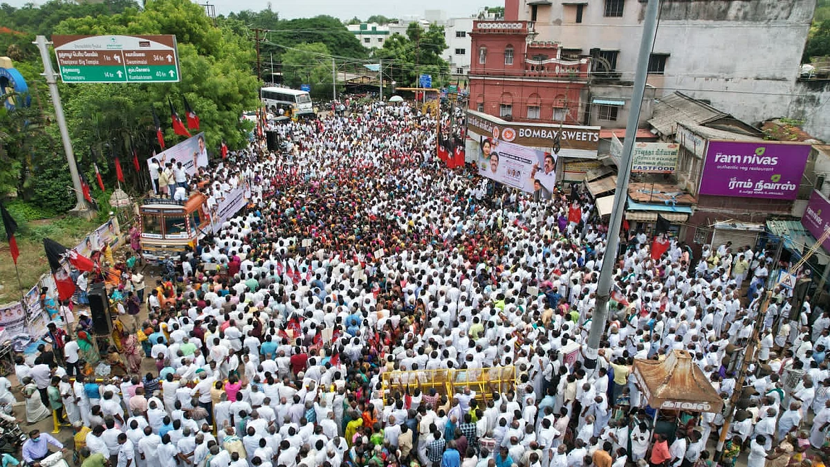 தஞ்சாவூர் அ.தி.மு.க ஆர்ப்பாட்டத்தில் கூட்டம்