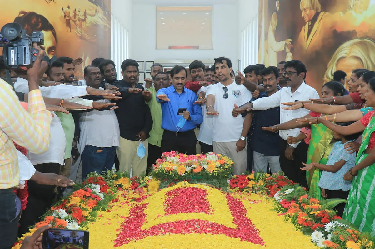 கலாம் நினைவிடத்தில் உறுதிமொழி எடுக்கும் காட்சி
