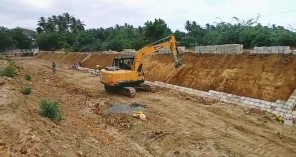 கட்டுமான பணிகளால் ஆறுகளில் தண்ணீர் வராமல் தவிக்கிறோம்