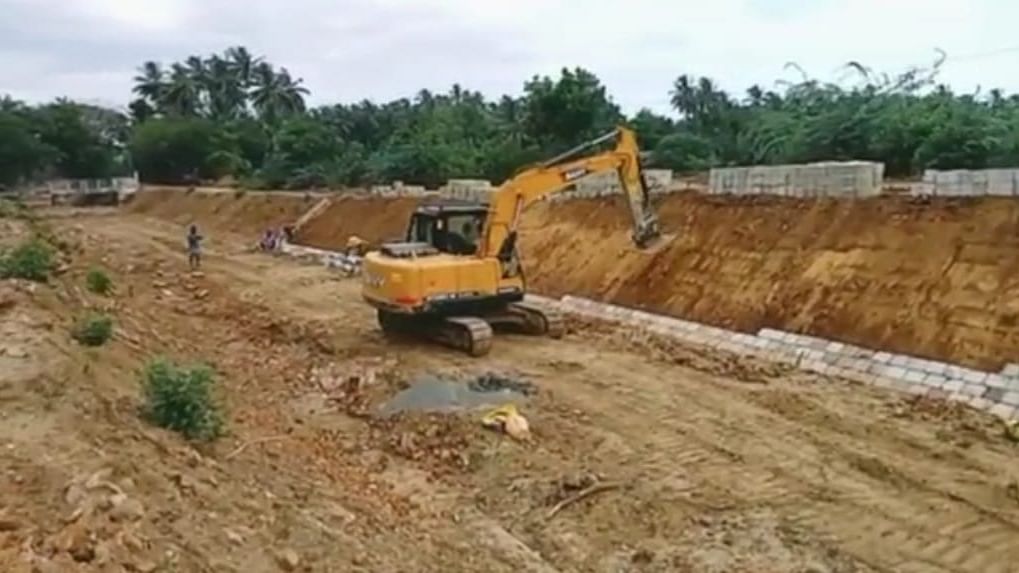 கட்டுமான பணிகளால் ஆறுகளில் தண்ணீர் வராமல் தவிக்கிறோம்