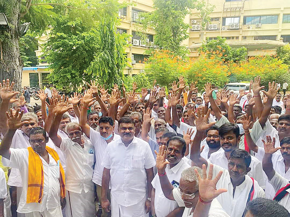 ‘அதிகார யுத்தம்!’ - படையெடுக்கும் நிர்வாகிகள்... திணறும் அறிவாலயம்!