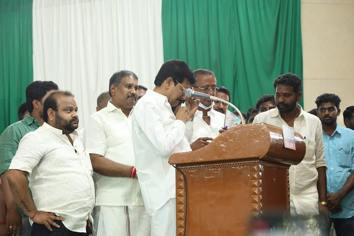 மேடையில் அழும் திவாகரன்