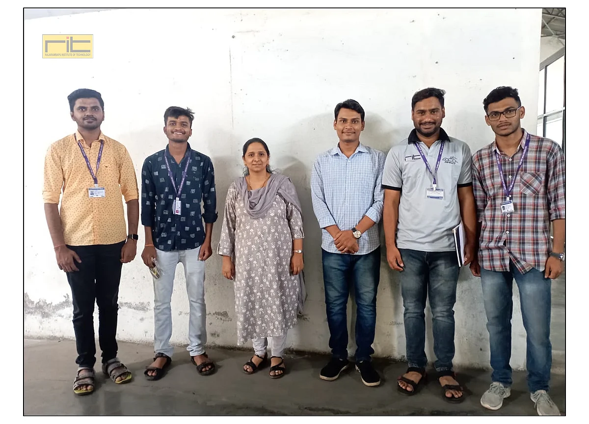சாரதியை கண்டுபிடித்த 5 மாணவர்களுடன் அவர்களுக்கு வழிகாட்டிய டாக்டர் சுப்ரியா