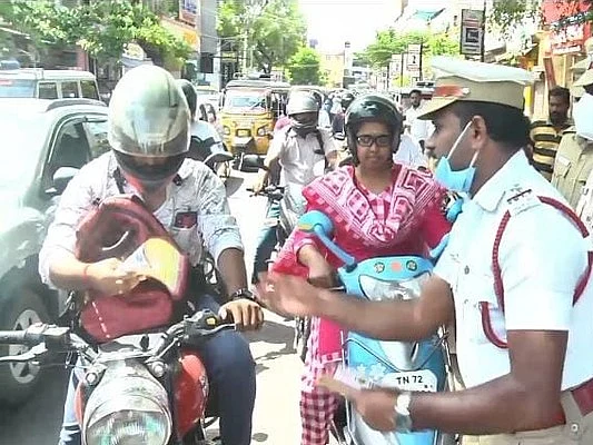 ஹெல்மெட் அணிந்து வந்தால் `அல்வா’ - நெல்லை காவல்துறையின் நூதன முயற்சி