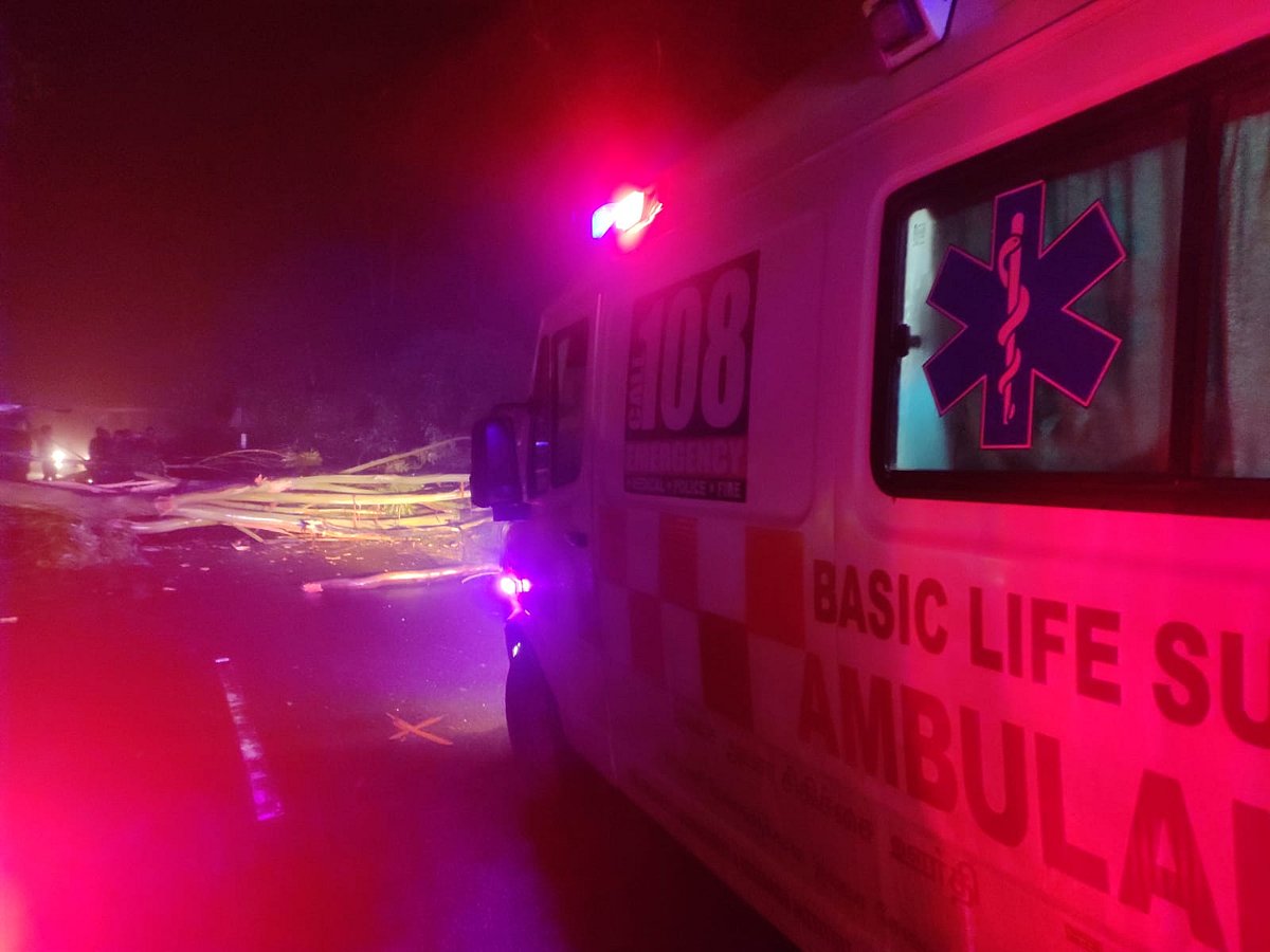 மழை... குறுக்கே விழுந்த மரம்; அவசரநிலையில் கர்ப்பிணிக்கு பிரசவம் பார்த்த ஆம்புலன்ஸ் டெக்னீஷியன்கள்!