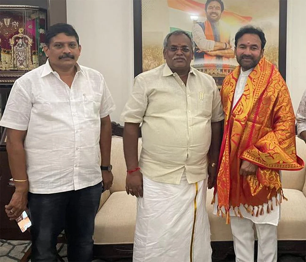 மத்திய அமைச்சருடன் கைகுலுக்கும் ‘தேடப்படும் குற்றவாளி?’ - புதுச்சேரி பா.ஜ.க-வின் பூகம்ப அரசியல்