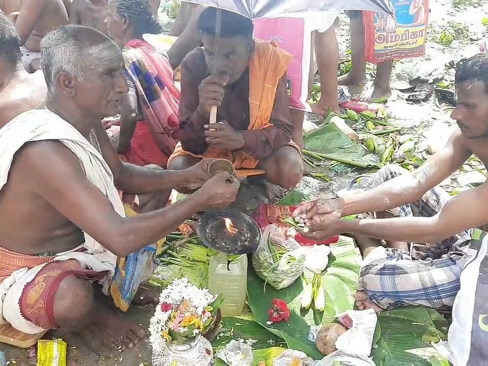 மயிலாடுதுறை : ஆடி அமாவாசை - காவிரித் துலாக்கட்டத்தில் மூதாதையர்க்கு திதி வழிபாடு!