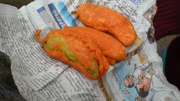 அச்சிடப்பட்ட பேப்பரில் பஜ்ஜி