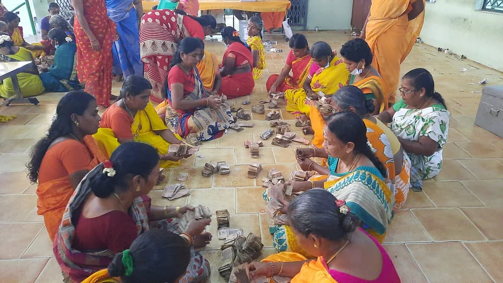 பணத்தை எண்ணும் பணி