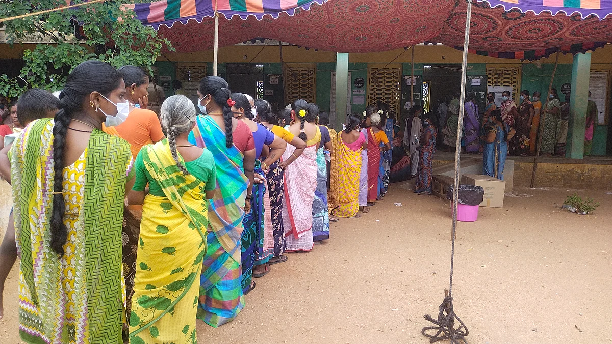 வரிசையில் நின்று வாக்களித்த பெண்கள்