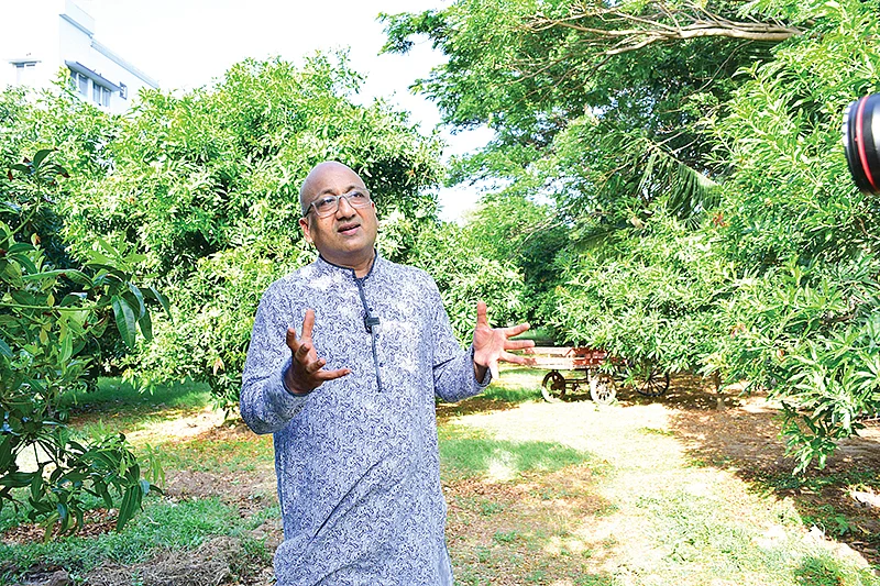 தோட்டத்தைப் பற்றி விளக்கும் நவாப்ஸதா