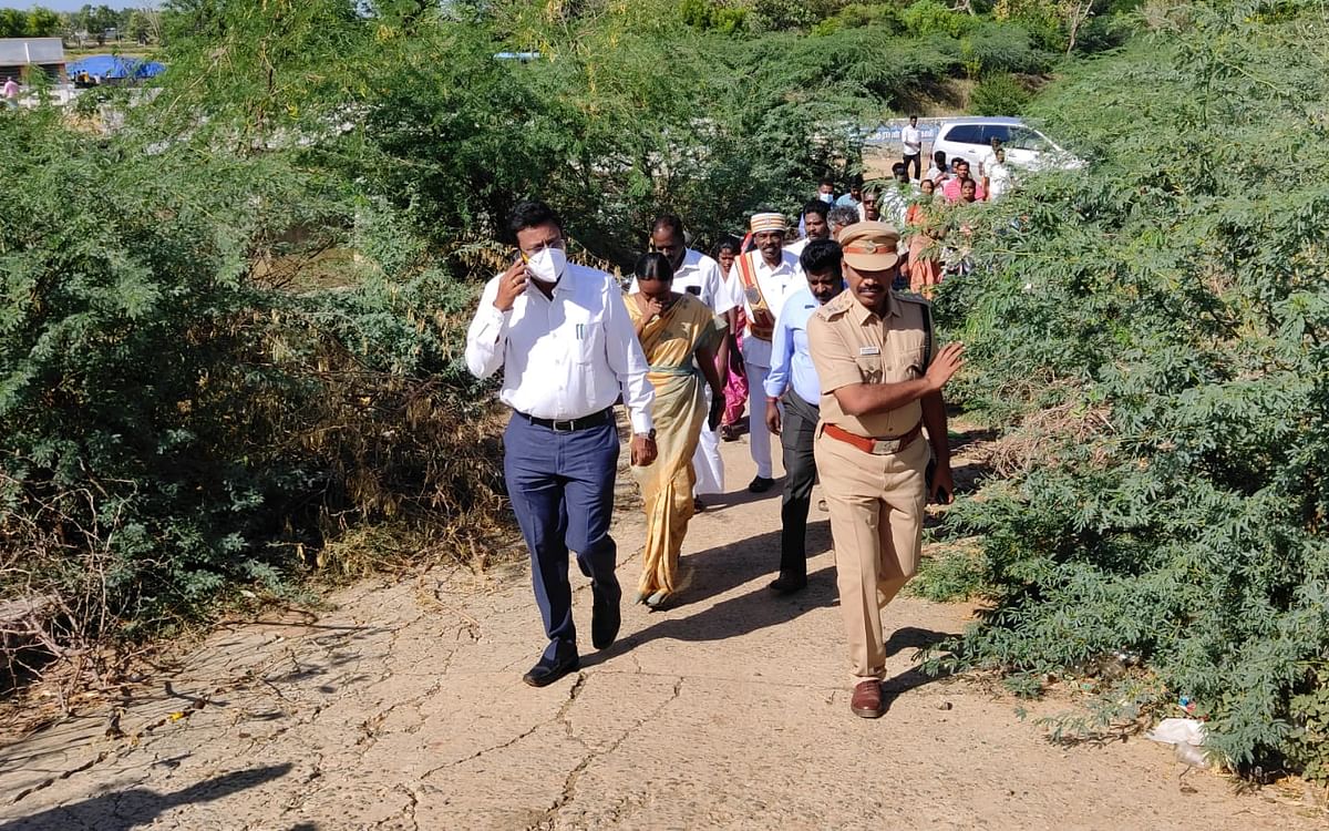 கொள்ளிடம்: இரவில் மீன் பிடிக்கச் சென்ற இளைஞர்கள்... 3 பேர் தண்ணீரில் அடித்துச் செல்லப்பட்ட சோகம்!
