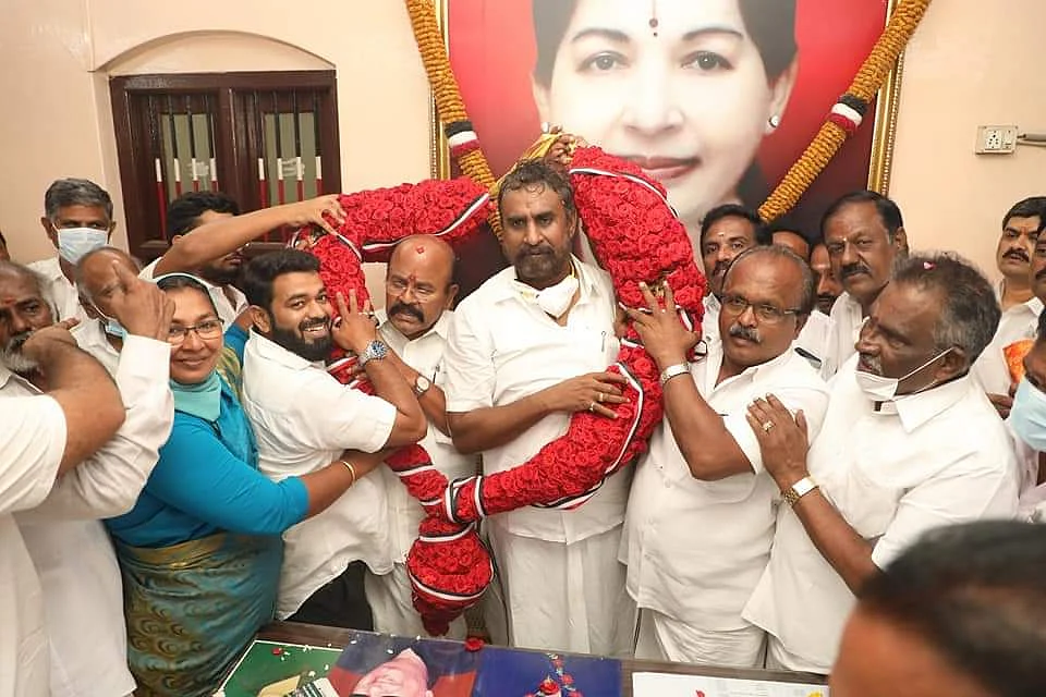 வேலுமணி