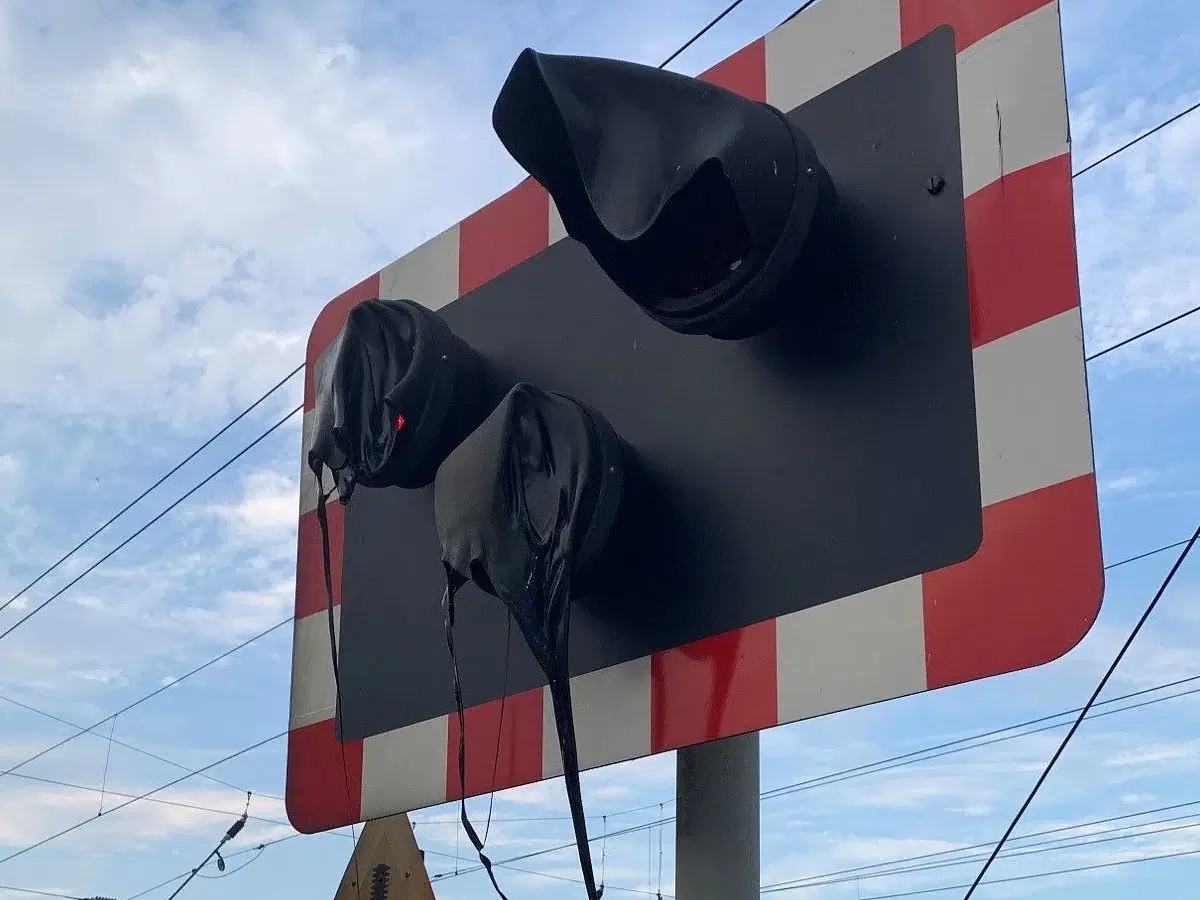 Europe Heatwave: வரலாறு காணாத வெப்பம்; உருகிய ரயில்வே சிக்னல் - கடும் பாதிப்புக்கு உள்ளாகும் மக்கள்!