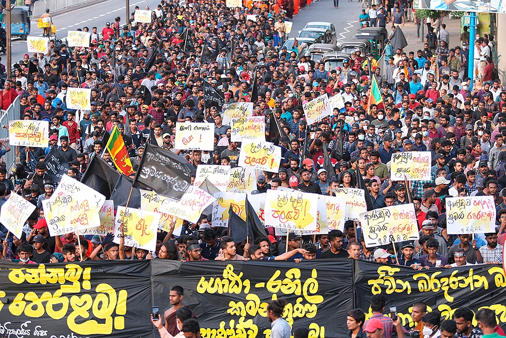 எழுந்தது மக்கள் புரட்சி... வீழ்ந்தது கோத்தபய அரசு! - இலங்கையில் அடுத்தது என்ன?