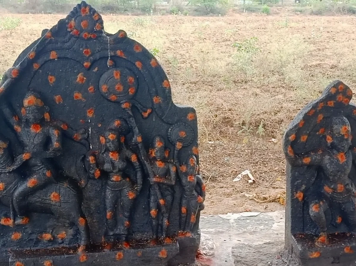 மதுரை: குலசாமியான 15-ம் நூற்றாண்டைச் சேர்ந்த குதிரை வீரன், போர் வீரன் நடுகற்கள்!