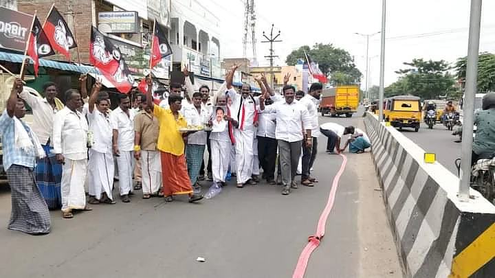 பட்டாசு வெடித்து கொண்டாடிய அதிமுகவினர்