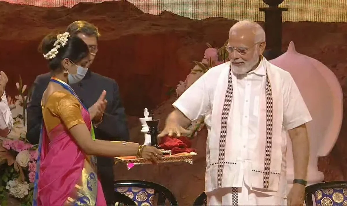 முதல் போட்டியின் டாப் சீட் அணிகளுக்கான நிறத்தை தேர்வு செய்தார் பிரதமர் மோடி.