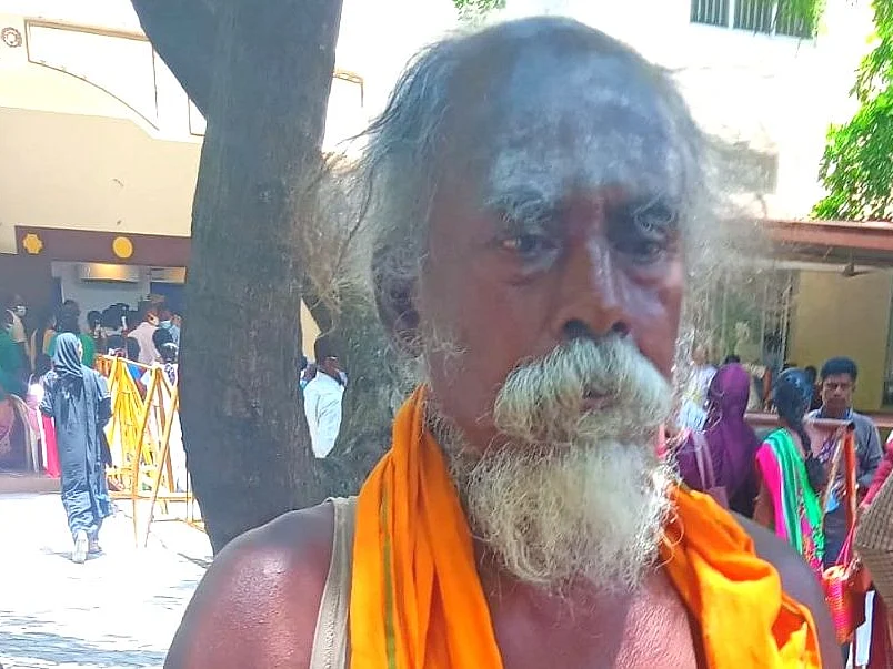 `சாகுறவரை நாலு பேருக்கு நல்லது செய்வோம்!’ - பிச்சை எடுத்து லட்சங்களில் சேவை செய்யும் தாத்தா