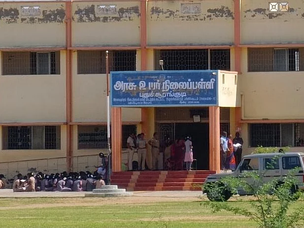 சாத்தூர்: பாலியல் குற்றச்சாட்டில் கைதான ஆசிரியர்... விடுவிக்கக்கோரி மாணவர்கள் வகுப்பு புறக்கணிப்பு!