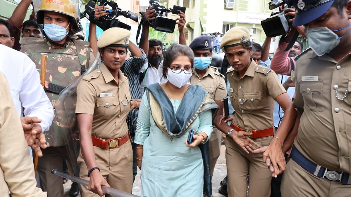 அதிமுக அலுவலகத்துக்கு சீல்